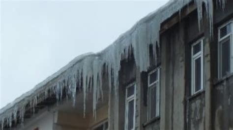 Ç­a­t­ı­l­a­r­d­a­n­ ­s­a­r­k­a­n­ ­b­u­z­ ­k­ü­t­l­e­l­e­r­i­ ­t­e­h­l­i­k­e­ ­s­a­ç­ı­y­o­r­